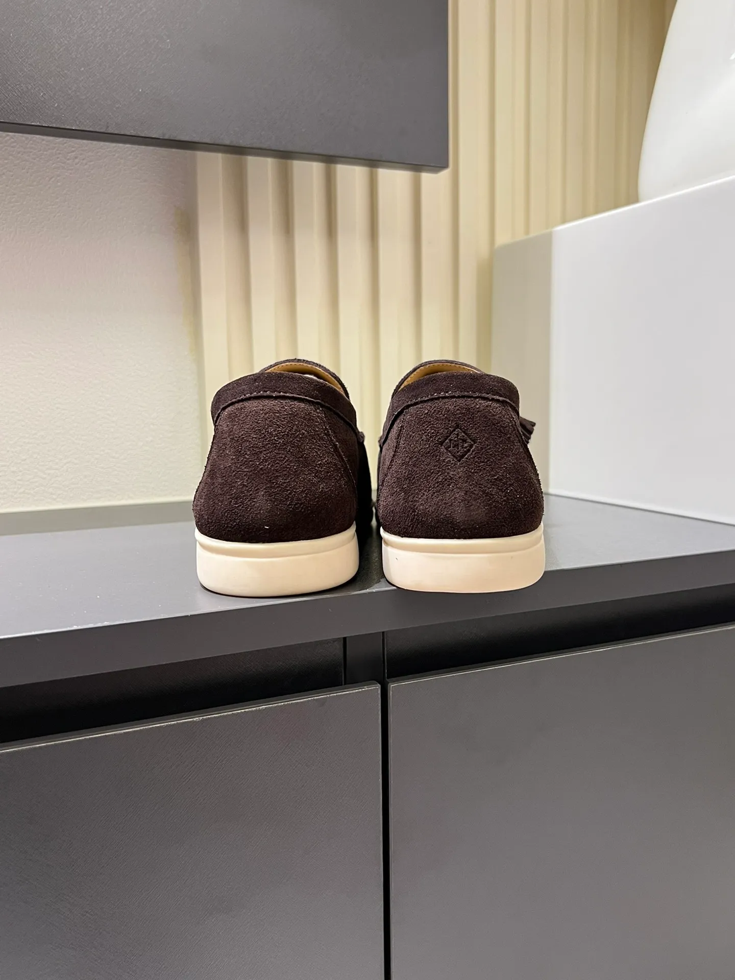 Men's shoes 💰p360 "Loro men's shoes 💰pian'*" Classic L men's shoes for couples 💰p Top version British flat loafers, a must-have item in old money style, the minimalist design is eye-catching and durable, a plus point for dressing The soft foot feel and texture are outstanding. They don’t scratch your feet and are very nice. They are matched with soft and waxy soles. They can be worn daily for a long time without getting tired. They are easy to wear, versatile and classic items, with perfect foot feel and texture! Imported cashmere fabric, the lining is made of imported A-grade water-dyed cow lining, the top version of the genuine leather midsole is sewn with pure handmade mark thread! Size: Female 35-40 (34. Customized) Male 38-44 (45.46. Customized)